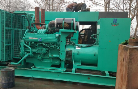 雨城发电机组如何判断水冷式机油散热器内部是否需要清洗？